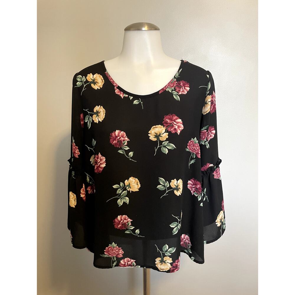 Sienna Sky - Medium - Business Casual - Flower 3/4 length sleeved top